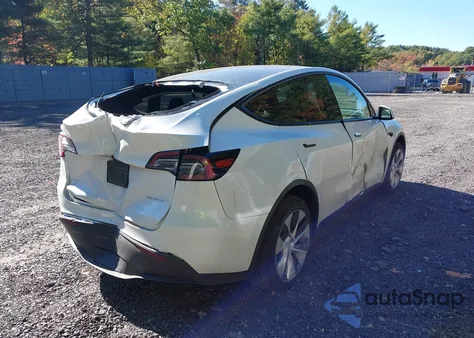 2024 Tesla Model Y Long Range Dual Motor All-Wheel Drive z USA, uszkodzony, nr VIN 7SAYGDEE3RF007794